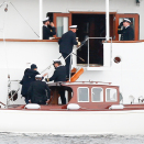 Kongesjaluppen legger til ved skipssiden med Kongen og Dronningen ombord. Foto: Terje Pedersen / NTB scanpix